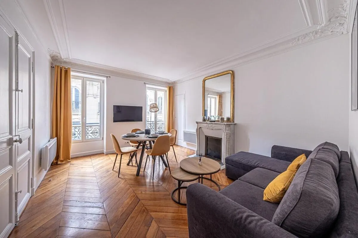 P4 Appart Parisien Proche Champs Elysees Apartment