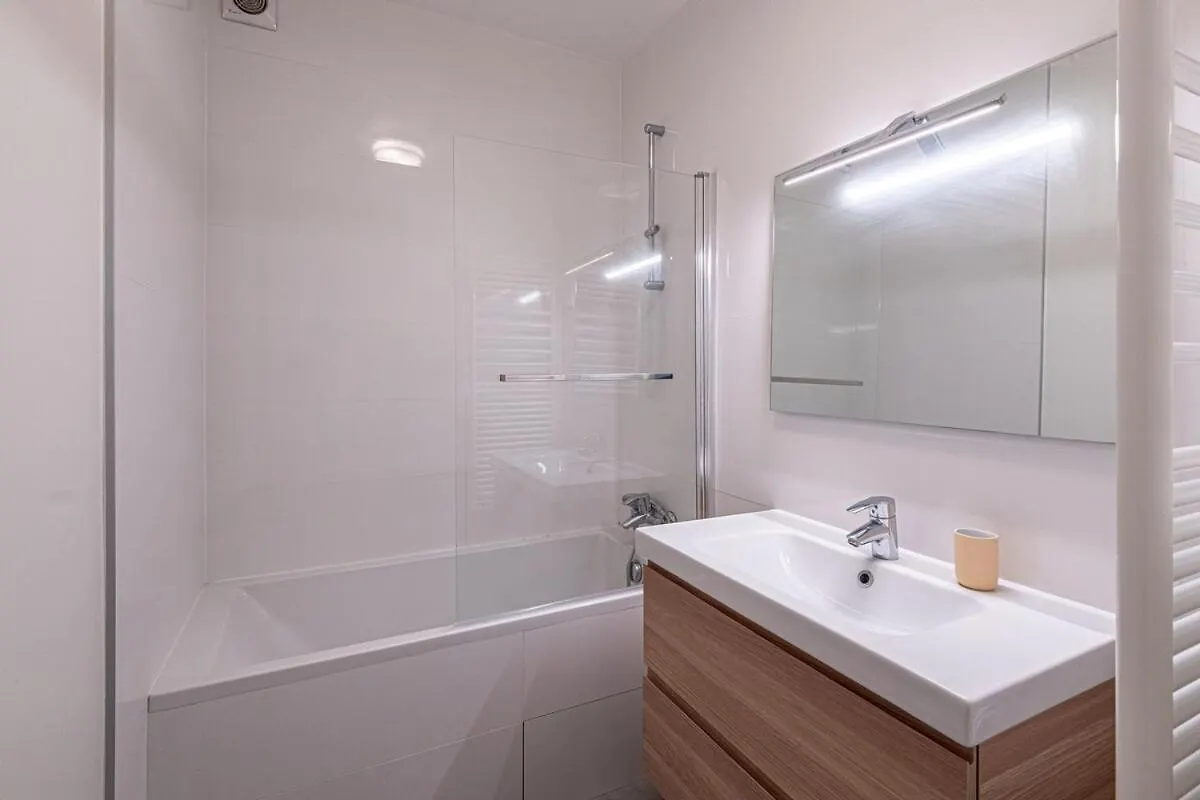 P4 Appart Parisien Proche Champs Elysees Apartment France