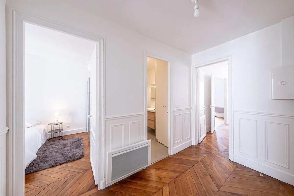P4 Appart Parisien Proche Champs Elysees Apartment