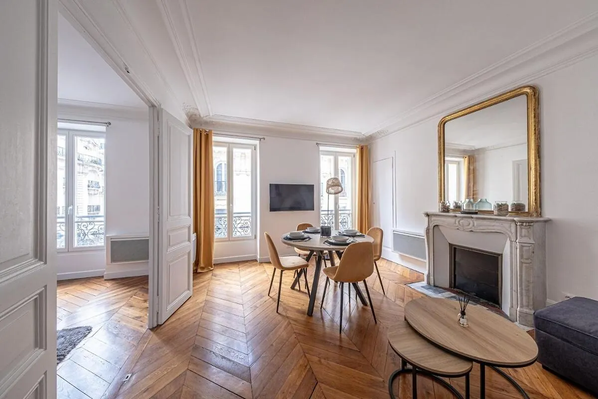 P4 Appart Parisien Proche Champs Elysees Apartment