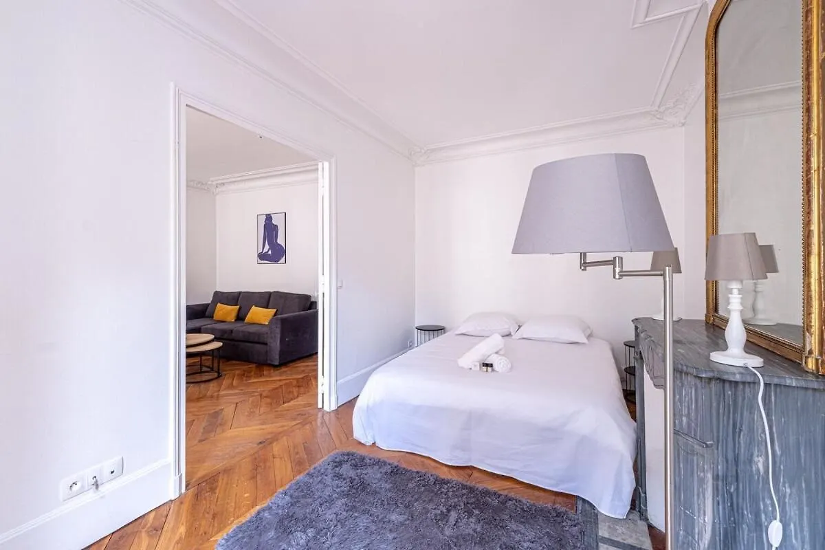 P4 Appart Parisien Proche Champs Elysees Apartment