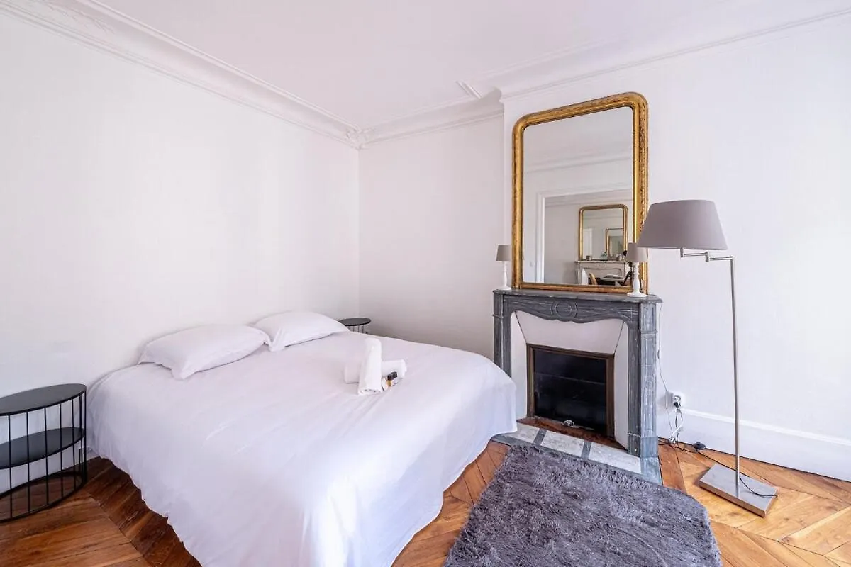 P4 Appart Parisien Proche Champs Elysees Apartment