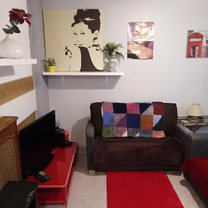 Familial Pour 2,3,4 Personnes De 44m2- Accessible Handic -rez De Chaussee-vues Sur Rue Et Patio Prive - Sejour, Separee-cuisine,salle De Bain,lit Double Et Canape-lit 2pers-entree De La Rue Berzelius-5 Minutes Du Metro Brochant-lig Appartement